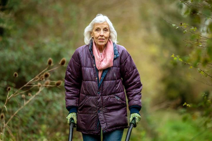 Een bejaarde aan het werk in de tuin - Foto door Centre for Ageing Better van Pexels

