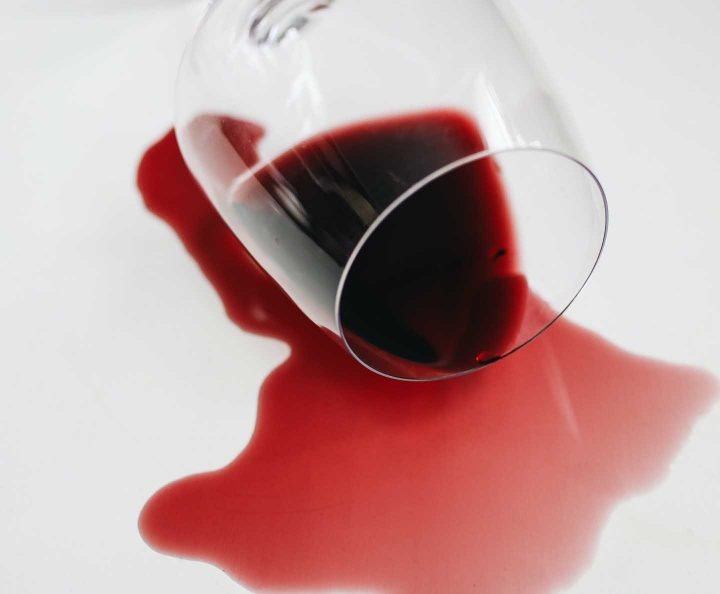 Een gemorst glas wijn - Foto door Polina Tankilevitch van Pexels
