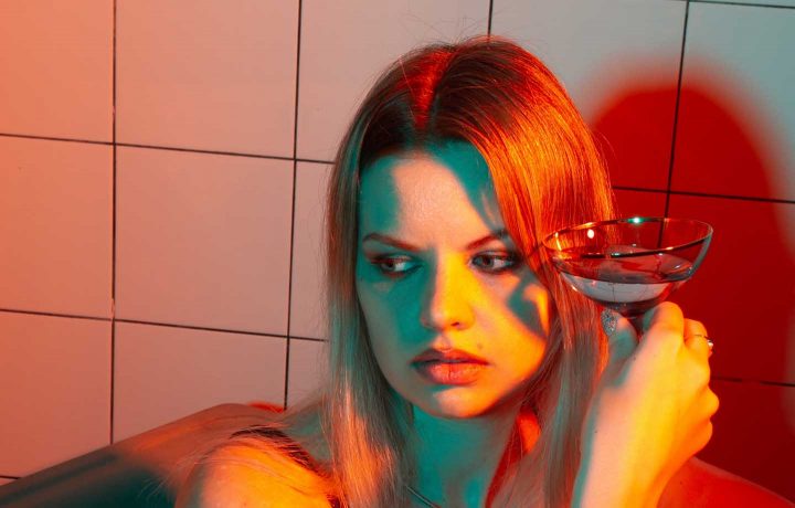 Een vrouw drinkt een alcoholisch drankje - 
Foto door Olya Prutskova van Pexels
