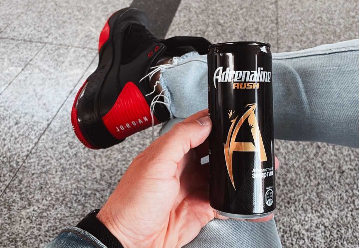 Een volwassene die een energiedrankje drinkt