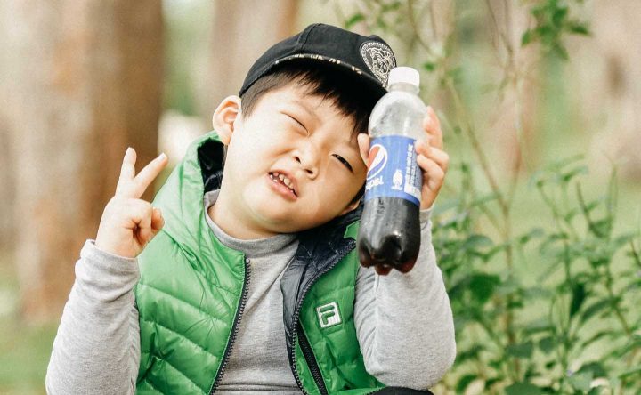 Een kind drinkt frisdrank