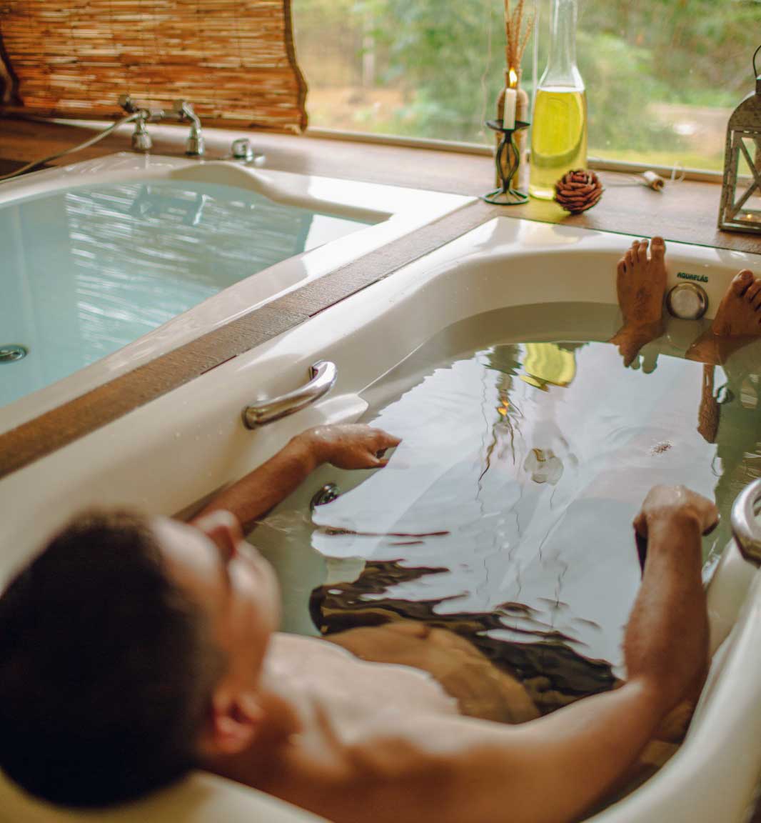 Een warm hydrotherapiebad voor het hele lichaam