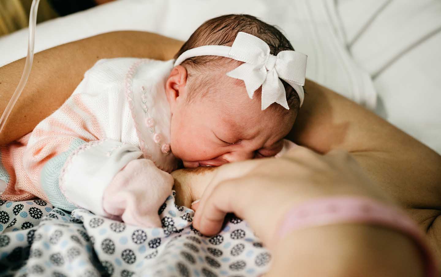 Borstvoeding direct na de bevalling - Foto door Jonathan Borba van Pexels
