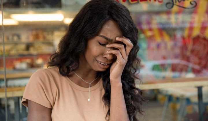 Een vrouw die aan burnout lijdt huilt