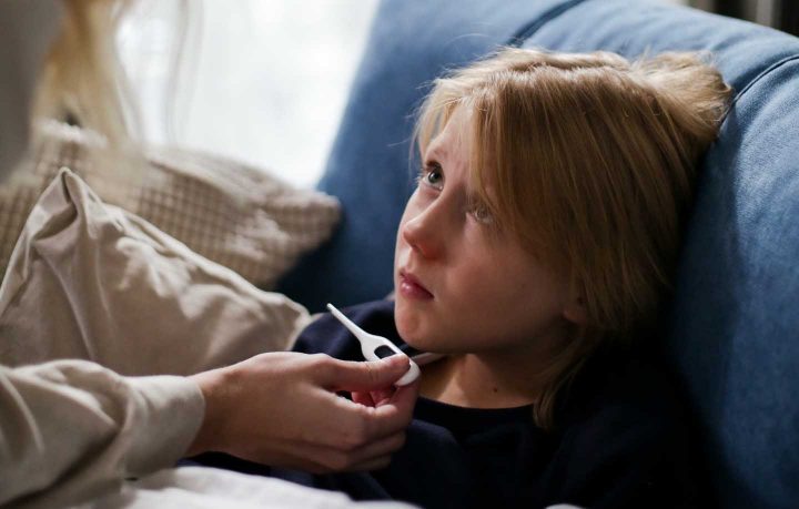 Matige koorts moet in bed verholpen worden - Foto door cottonbro op Pexels