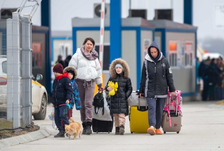 Oekraïense vluchtelingen steken de grens over