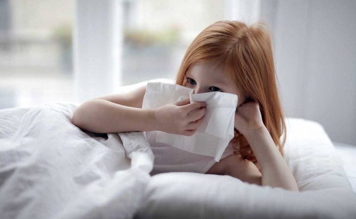 Een kind snuit zijn neus - Foto door Andrea Piacquadio van Pexels
