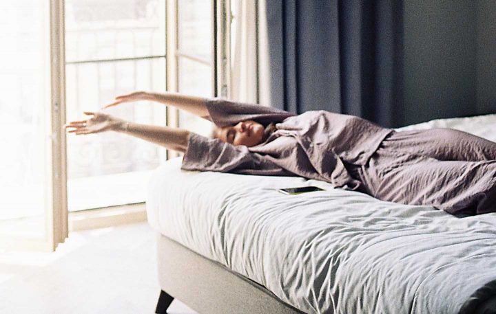 Stretching im Bett - Foto door Diana Dynaeba van Pexels