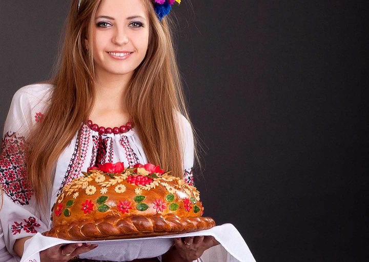 Een Oekraïens meisje met een typisch nationaal deeggebakje