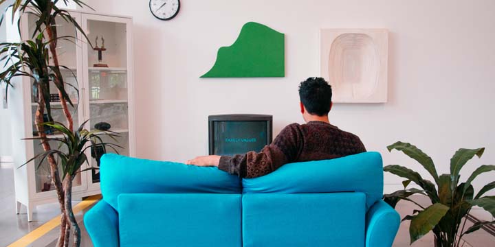 Alleen TV willen kijken kan een signaal zijn dat stress je sociale leven aantast.