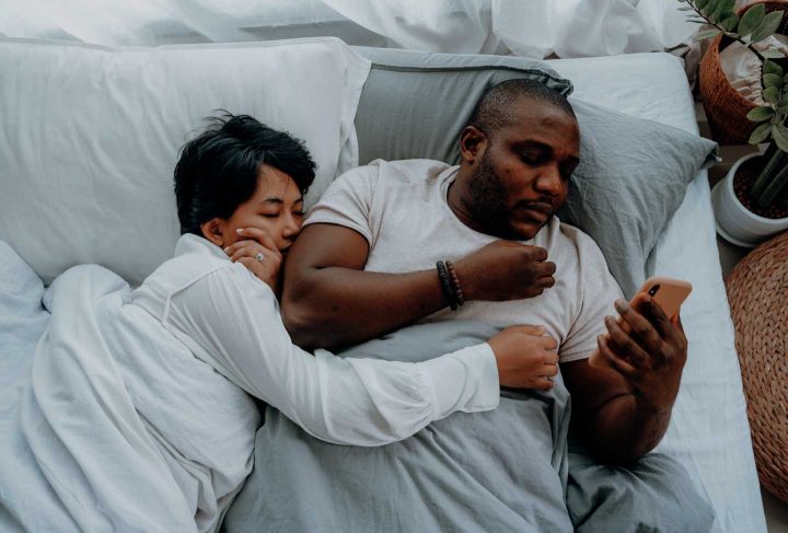 Man met mobiele telefoon in bed - Foto door Ketut Subiyanto van Pexels
