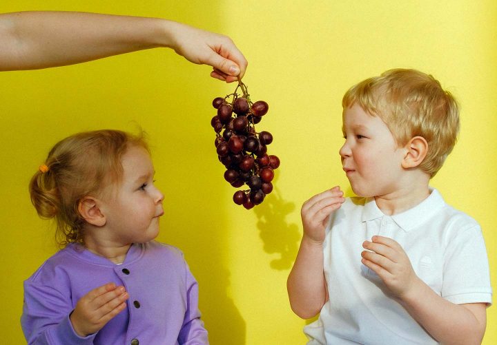 Kinderen genieten van het eten van druiven - Foto door Anna Shvets van Pexels