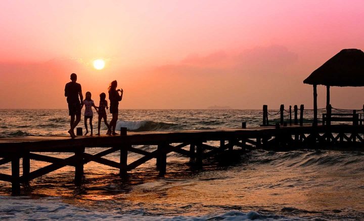 Een familie onstspant aan de strand