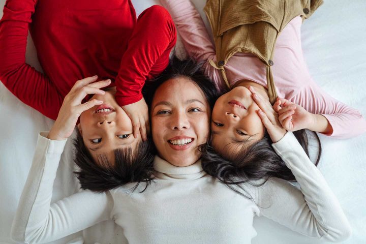 De genegenheid van een moeder voor haar kinderen - Foto door Ketut Subiyanto van Pexels