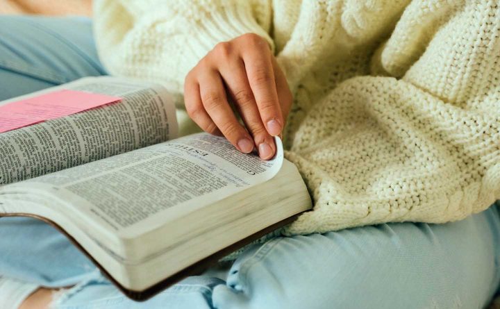 Een vrouw leest een bijbel - Foto door Tima Miroshnichenko van Pexels