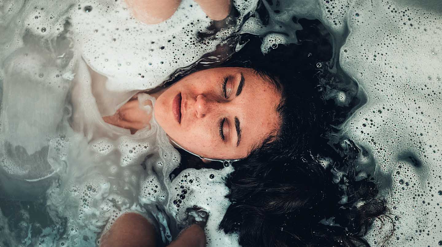 Een ontspannend bad kan na een drukke dagbhelpen om tot rust te komen  . Foto door Craig Adderley van Pexels