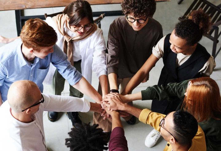 Een bedrijf dat als een team werkt - Foto door fauxels van Pexels