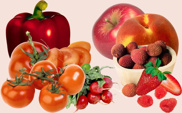 Assortiment rode vruchten en groenten, waaronder tomaten, radijsjes, aardbeien, lychees, appel, peer en paprika.