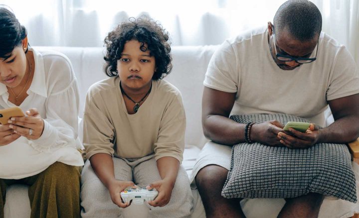 Een familie verslaafd aan elektronica - Foto door Ketut Subiyanto van Pexels