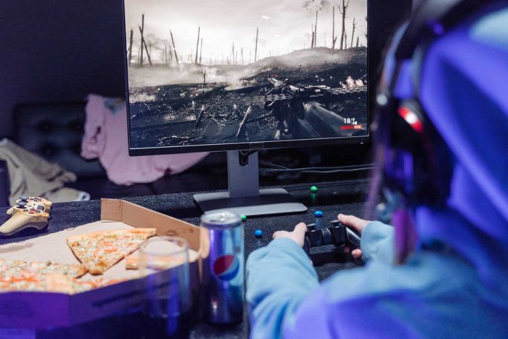 Een persoon die verslaafd is aan videogames - Foto door Tima Miroshnichenko van Pexels