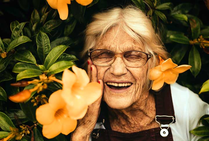 Een bejaarde vrouw met een heldere geest - Foto door Edu Carvalho van Pexels