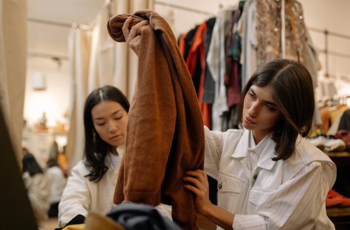 Kleding uitzoeken in de tweedehandswinkel