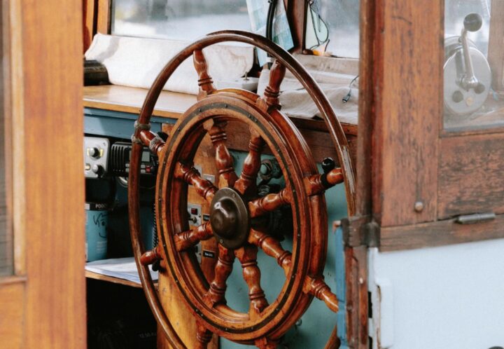 het stuurwiel van een schip