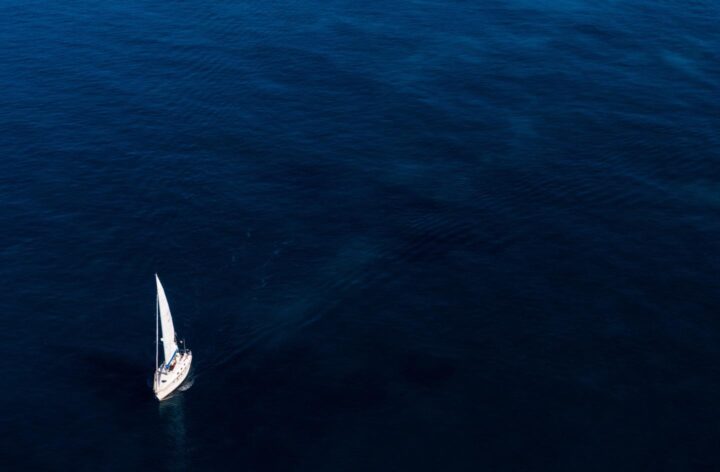 Een zeilboot die met goede wind vaart