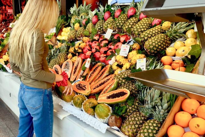 Winkelende vrouw op de fruitmarkt