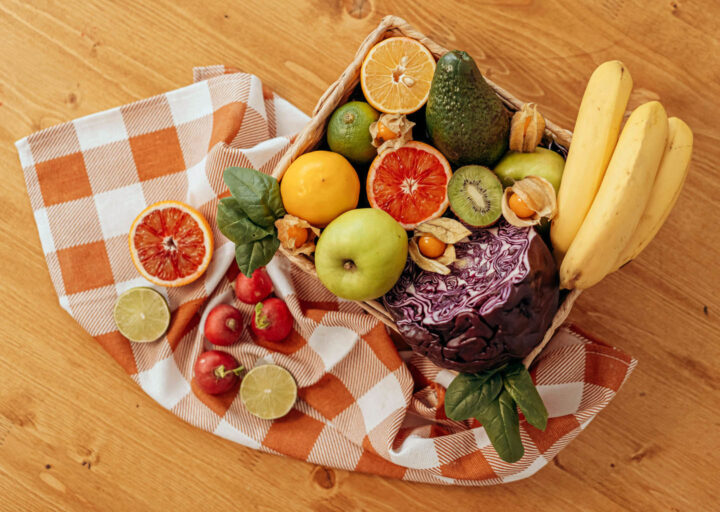 Een assortiment kleurrijke, antioxidantrijke groenten en fruit