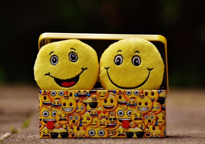 Een smiley in een doos, die een positieve verandering in emoties vertegenwoordigt.