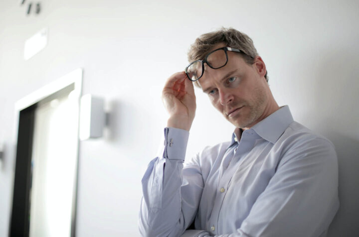 Een man met een vaste mindset en een kritische blik