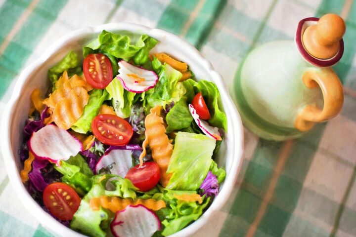 Een salade met een fles magere dressing