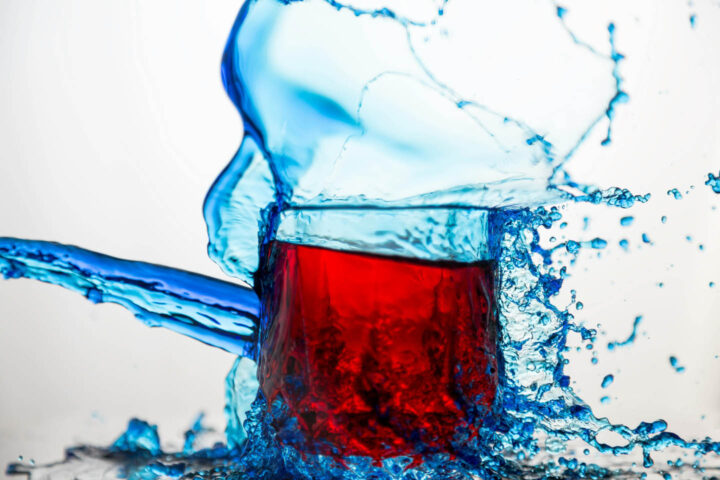 Een glas frisdrank met een scheutje water