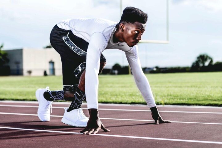 Een atletische sprinter aan de startlijn